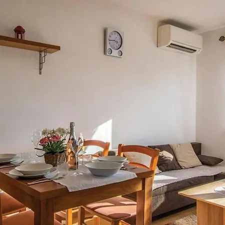 Between The Vineyard אנקראן