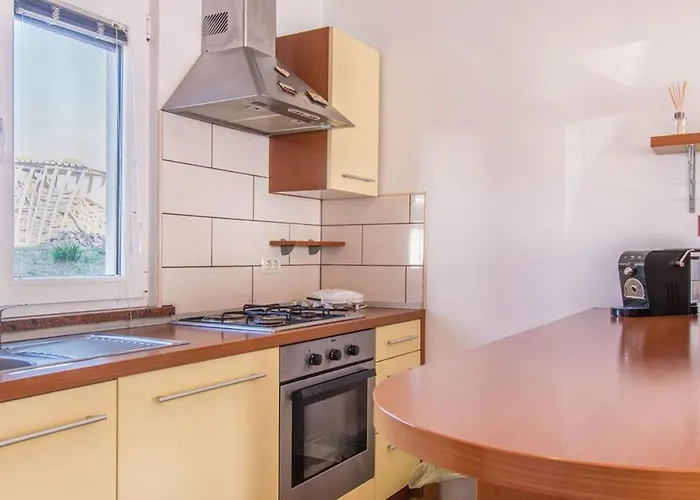 Between The Vineyard أنكاران