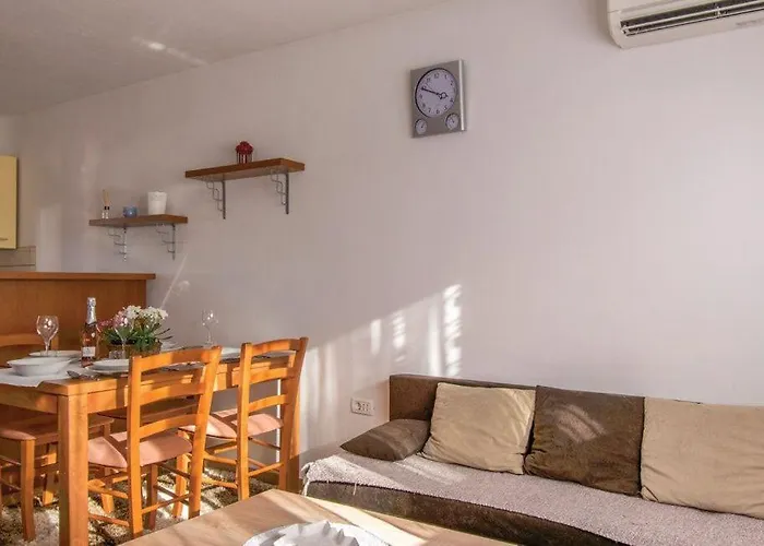 Between The Vineyard شقة