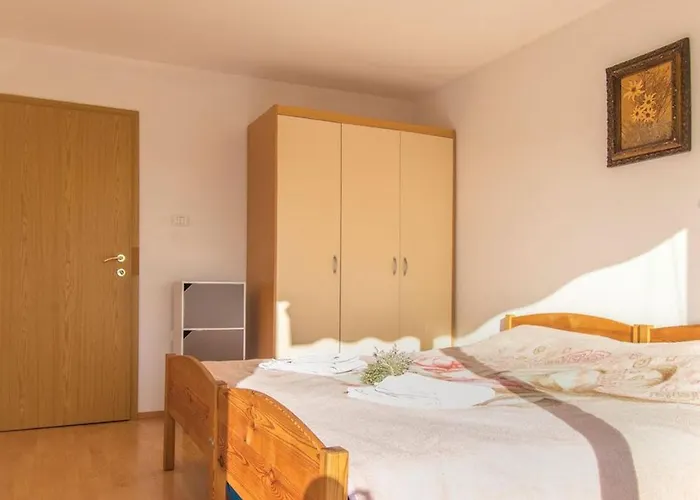 Between The Vineyard أنكاران