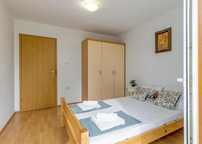 Between The Vineyard شقة